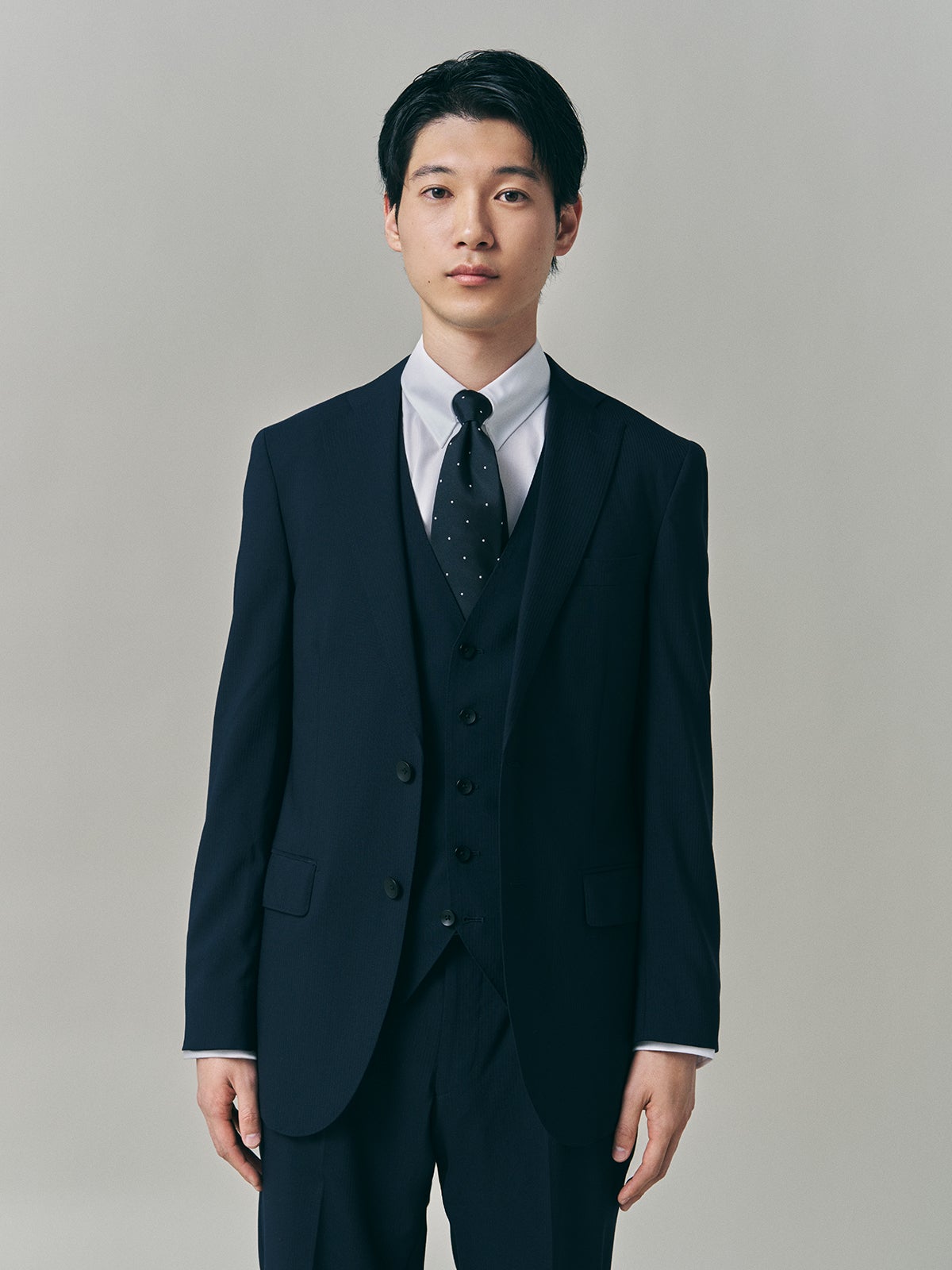 コナカのネイビースーツの正解着こなし上半身