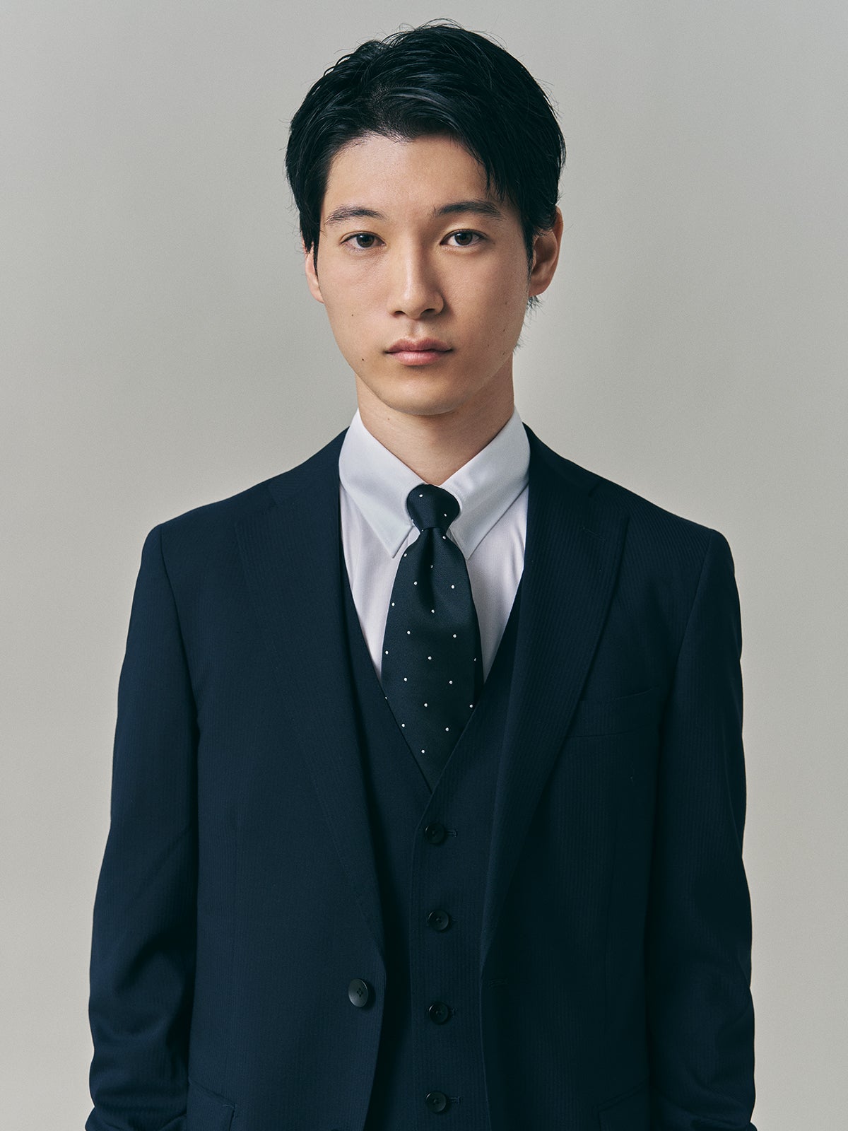 コナカのネイビースーツの正解着こなしのVゾーン