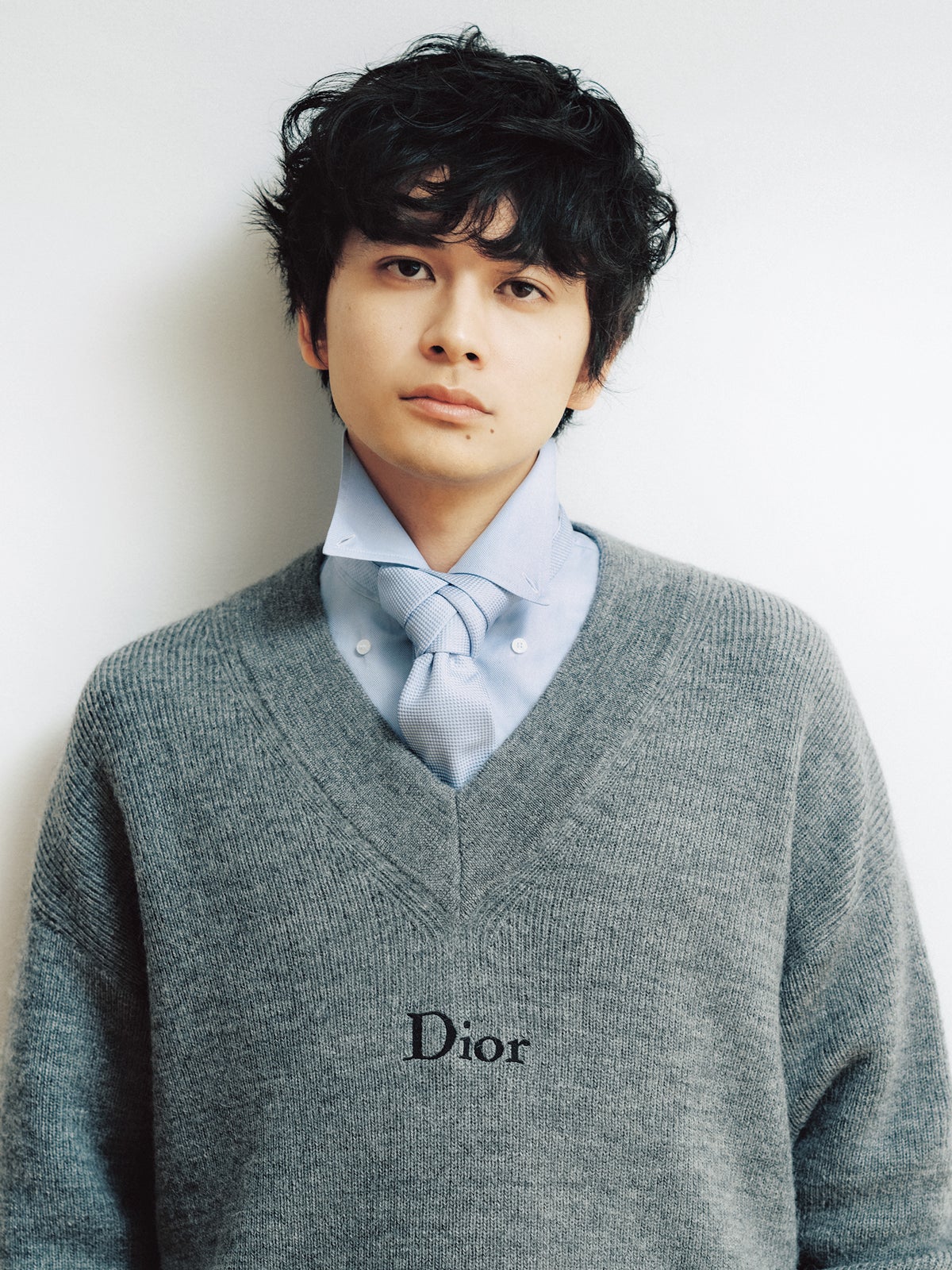 Diorの春物のウールニットを着用する北村匠海さん