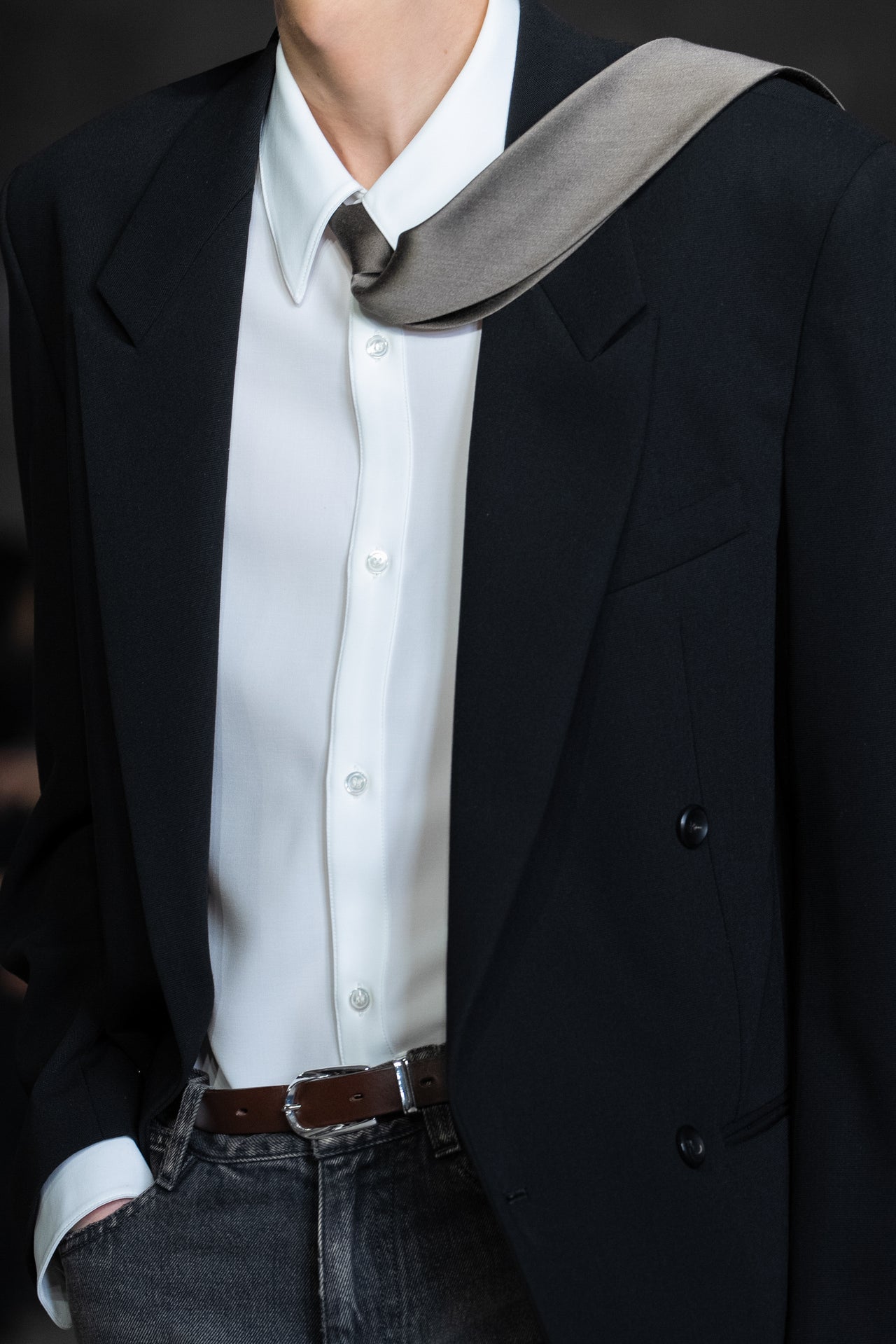 メンズファッションブランドATTACHMENTの2026年春夏のルックのネクタイ１