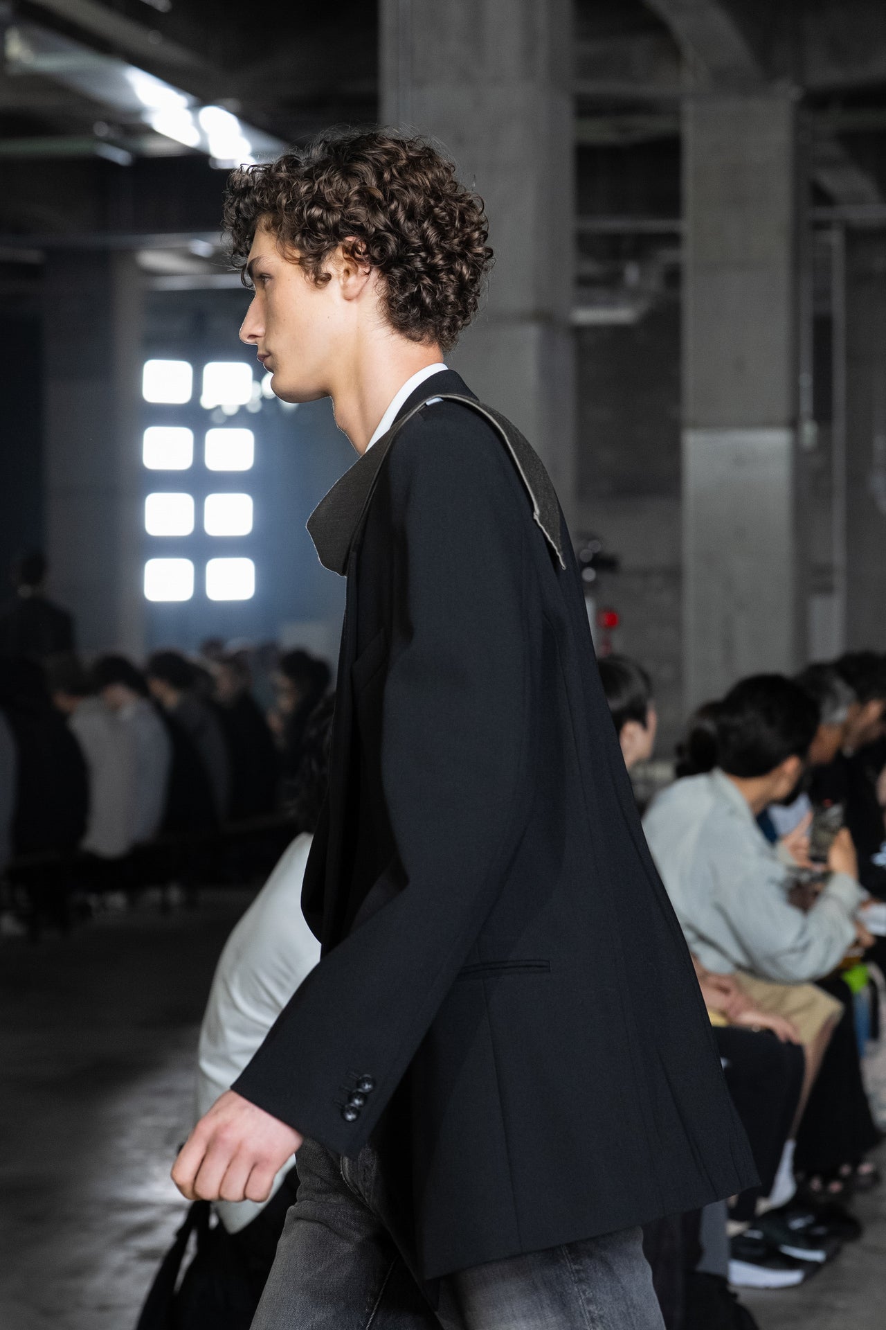 メンズファッションブランドATTACHMENTの2026年春夏のルックのネクタイ２