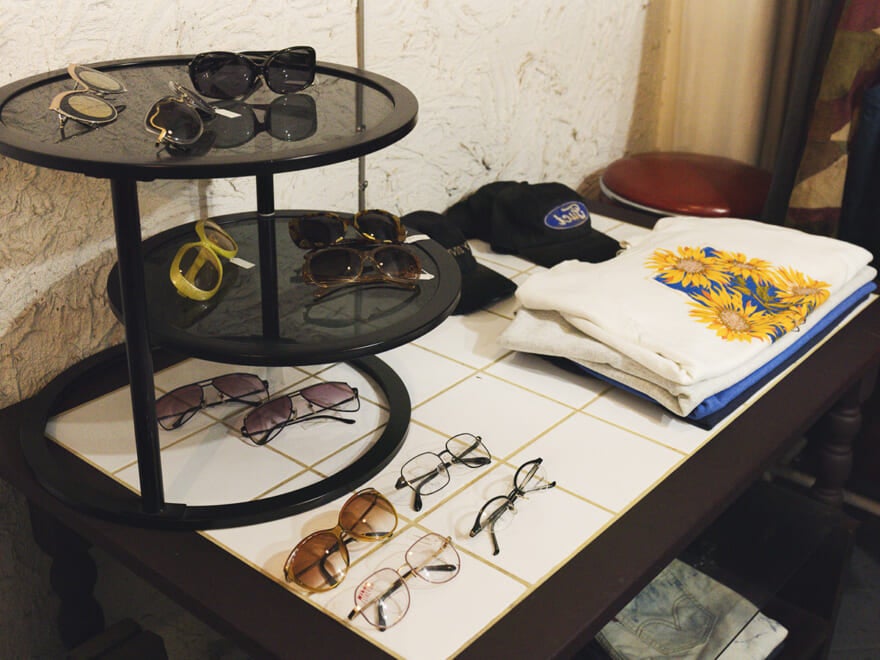 プロの推す古着屋　ペルアア　サングラスなどが置かれたテーブル