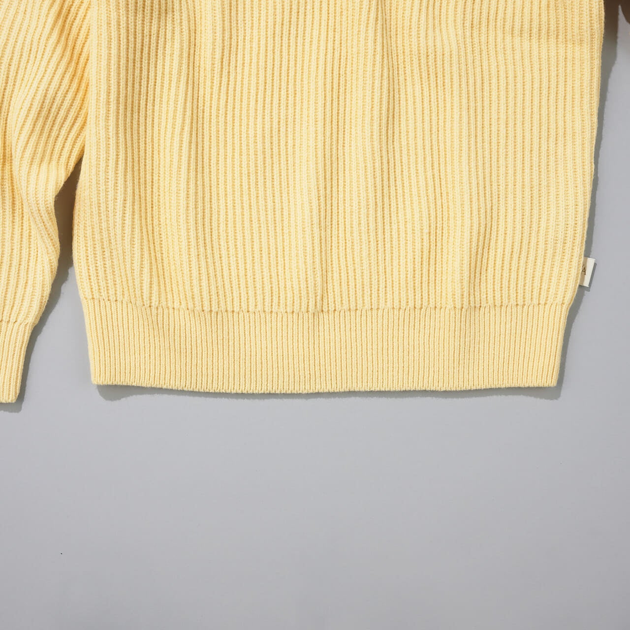 エディターが買ってよかったUNIQLO and JW ANDERSONの 愛用ニット・リブクルーネックセーター/長袖の裾リブ引き