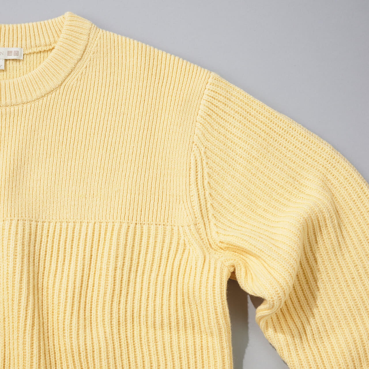 エディターが買ってよかったUNIQLO and JW ANDERSONの 愛用ニット・リブクルーネックセーター/長袖の袖周り