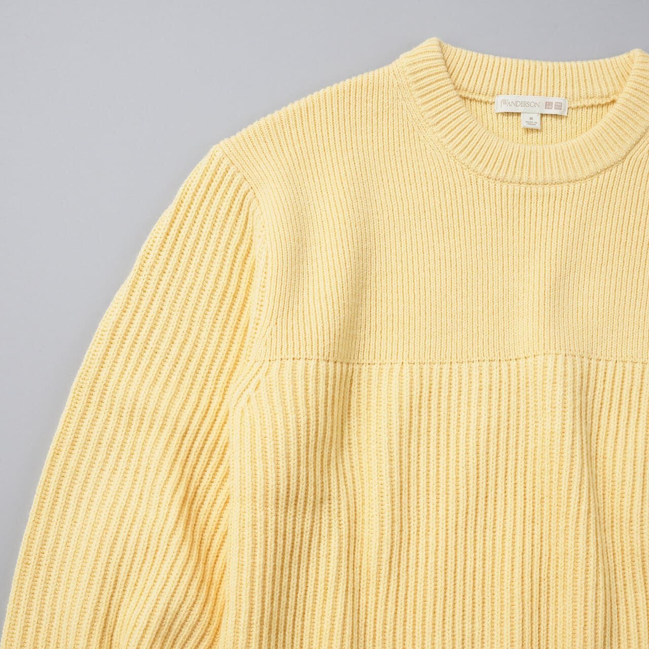エディターが買ってよかったUNIQLO and JW ANDERSONの 愛用ニット・リブクルーネックセーター/長袖のフロント切り替え