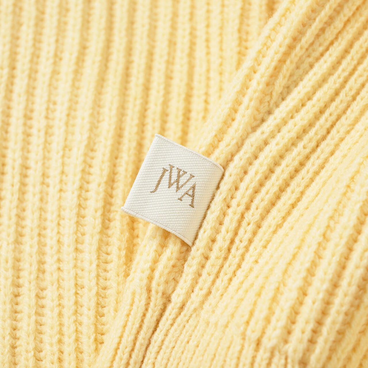 エディターが買ってよかったUNIQLO and JW ANDERSONの 愛用ニット・リブクルーネックセーター/長袖のサイドタグ