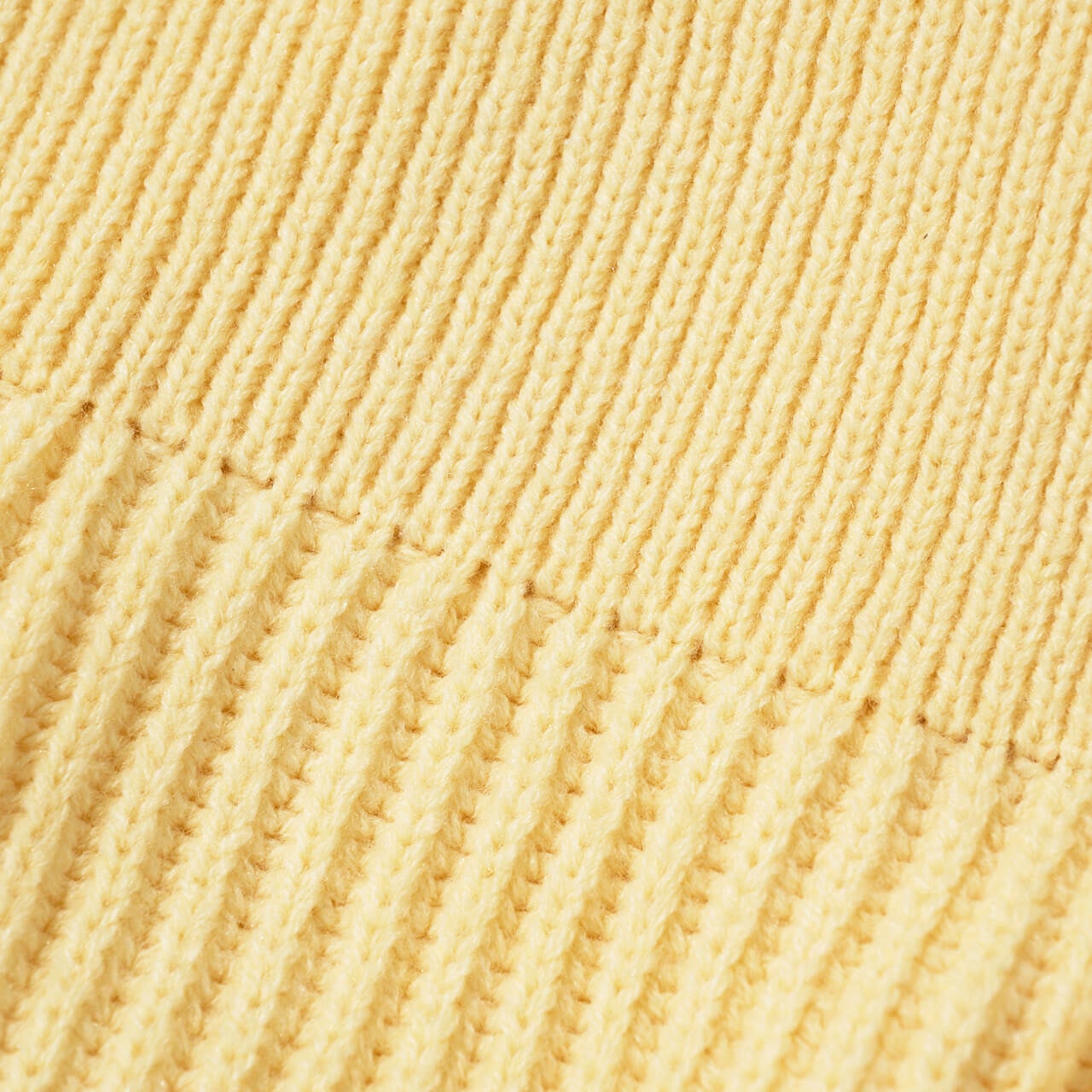 エディターが買ってよかったUNIQLO and JW ANDERSONの 愛用ニット・リブクルーネックセーター/長袖の素材感