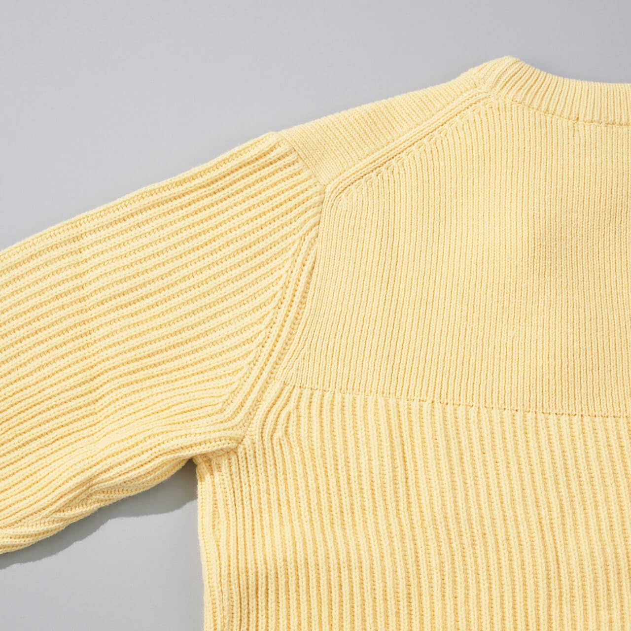 エディターが買ってよかったUNIQLO and JW ANDERSONの 愛用ニット・リブクルーネックセーター/長袖のバックヨーク