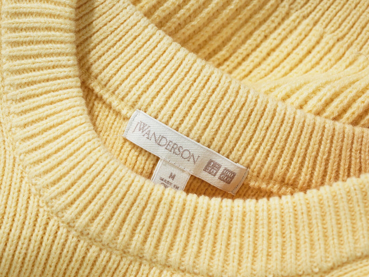 エディターが買ってよかったUNIQLO and JW ANDERSONの 愛用ニット・リブクルーネックセーター/長袖のタグ寄り