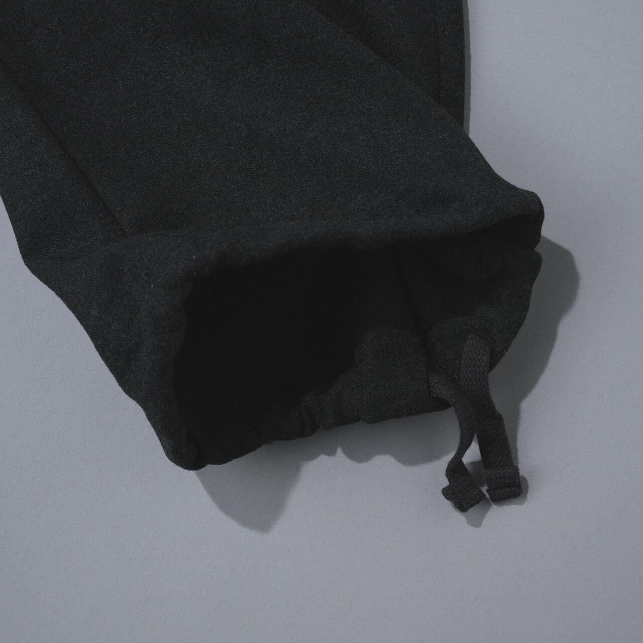 エディターが買ってよかったUniqlo Uのブラッシュドスウェットワイドパンツの裾コード