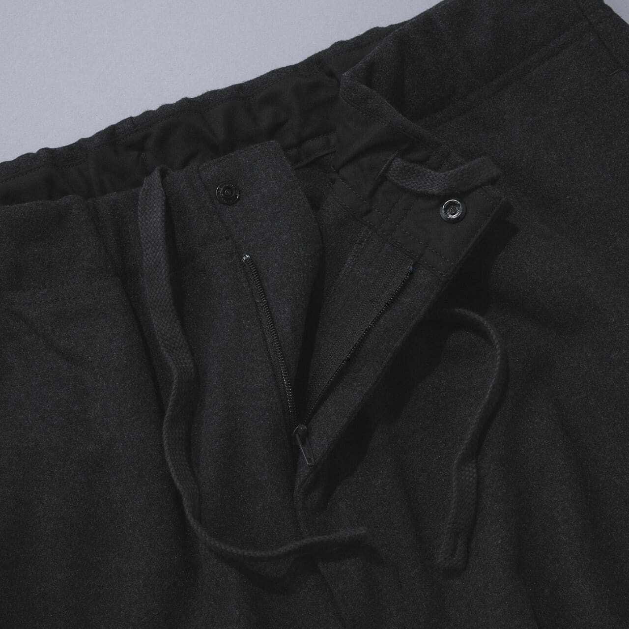 エディターが買ってよかったUniqlo Uのブラッシュドスウェットワイドパンツのフロントジップ