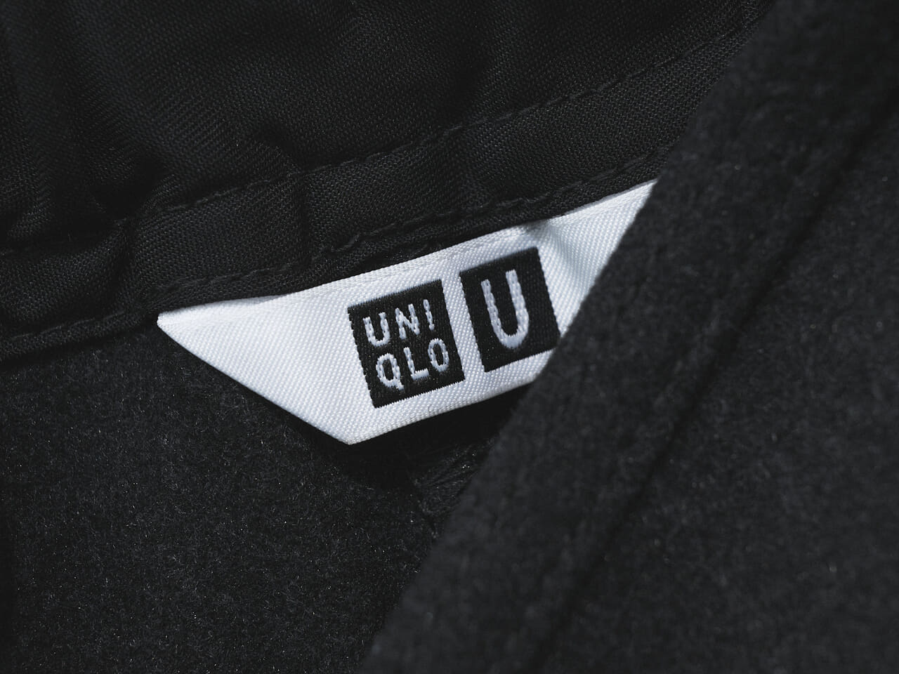 エディターが買ってよかったUniqlo Uのブラッシュドスウェットワイドパンツのロゴ寄り