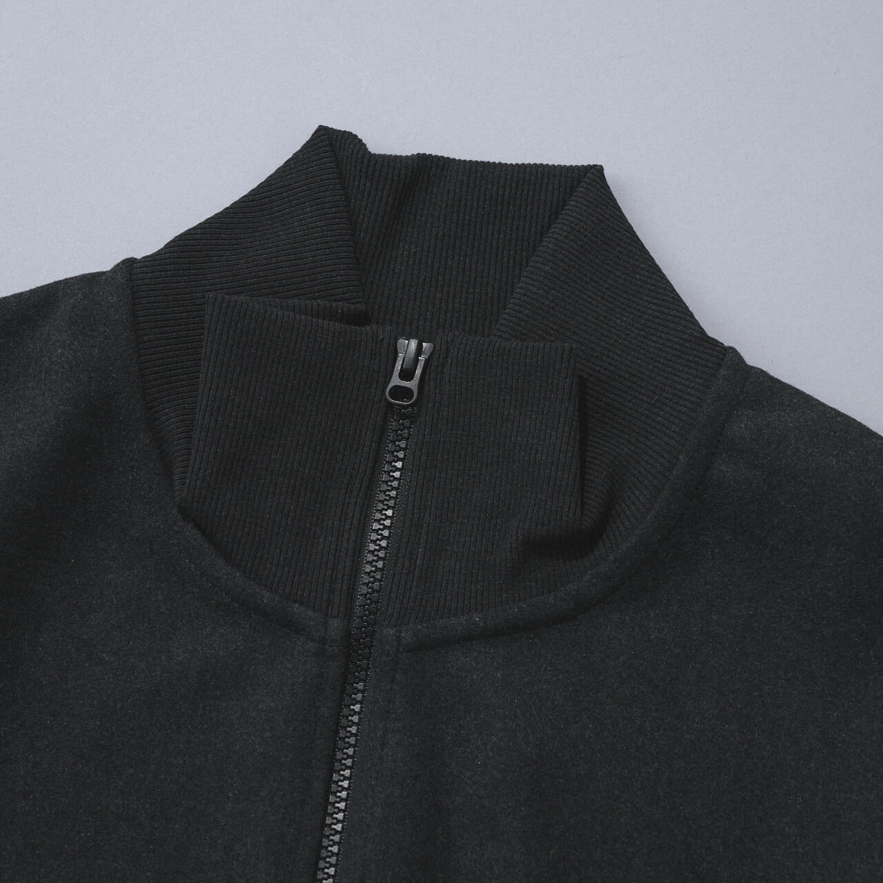 Uniqlo Uのブラッシュドスウェットハーフジップシャツのネック