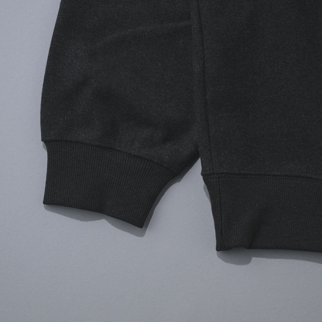 Uniqlo Uのブラッシュドスウェットハーフジップシャツの袖