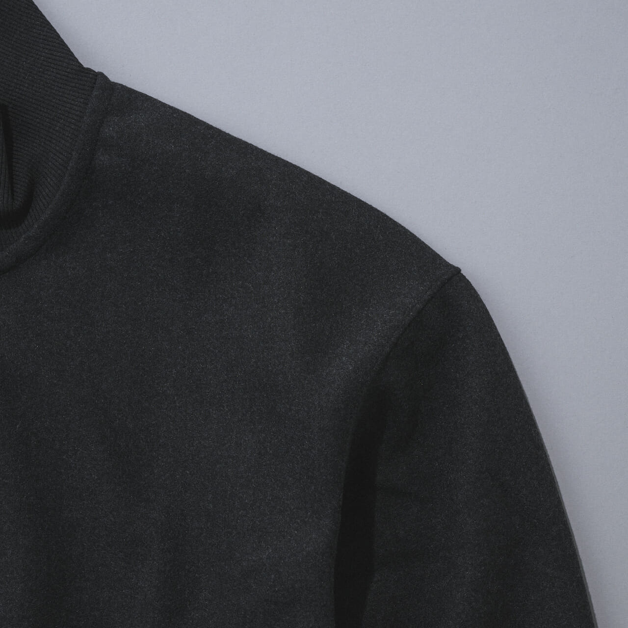 Uniqlo Uのブラッシュドスウェットハーフジップシャツのショルダー