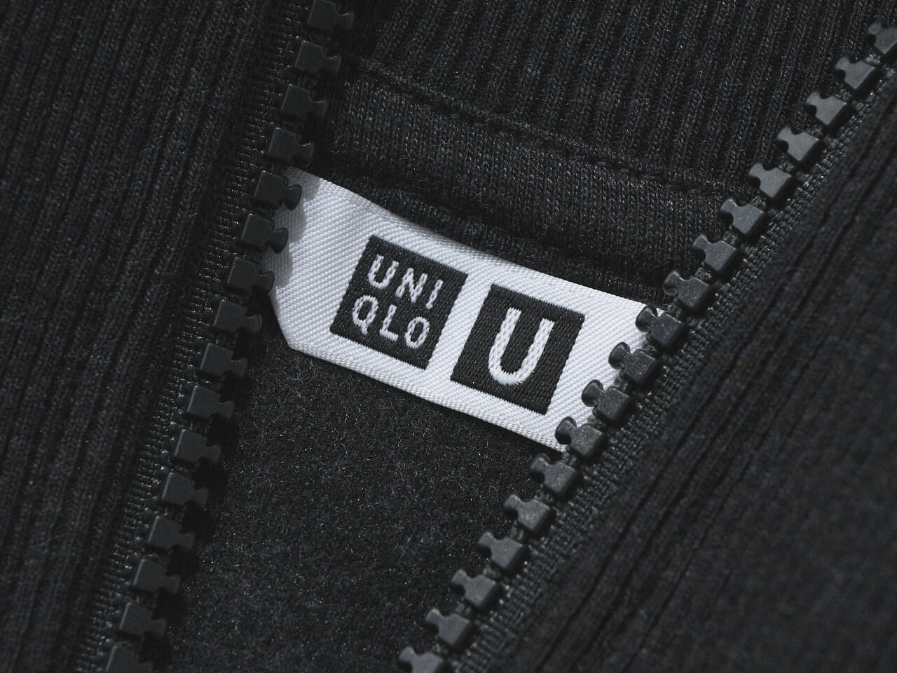 Uniqlo Uのブラッシュドスウェットハーフジップシャツのロゴ