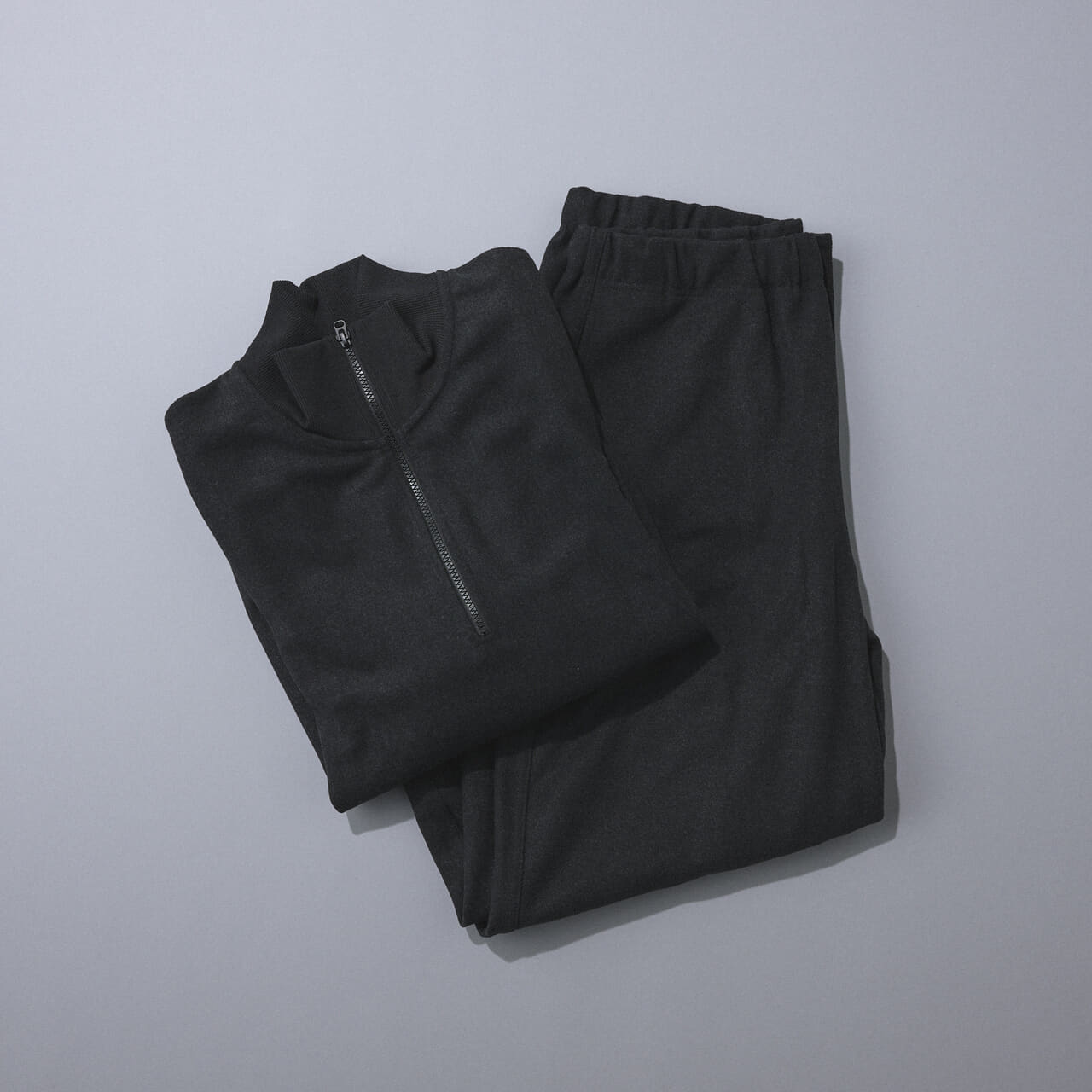 エディターが買ってよかったUniqlo Uのブラッシュドスウェットハーフジップシャツとブラッシュドスウェットワイドパンツ　２