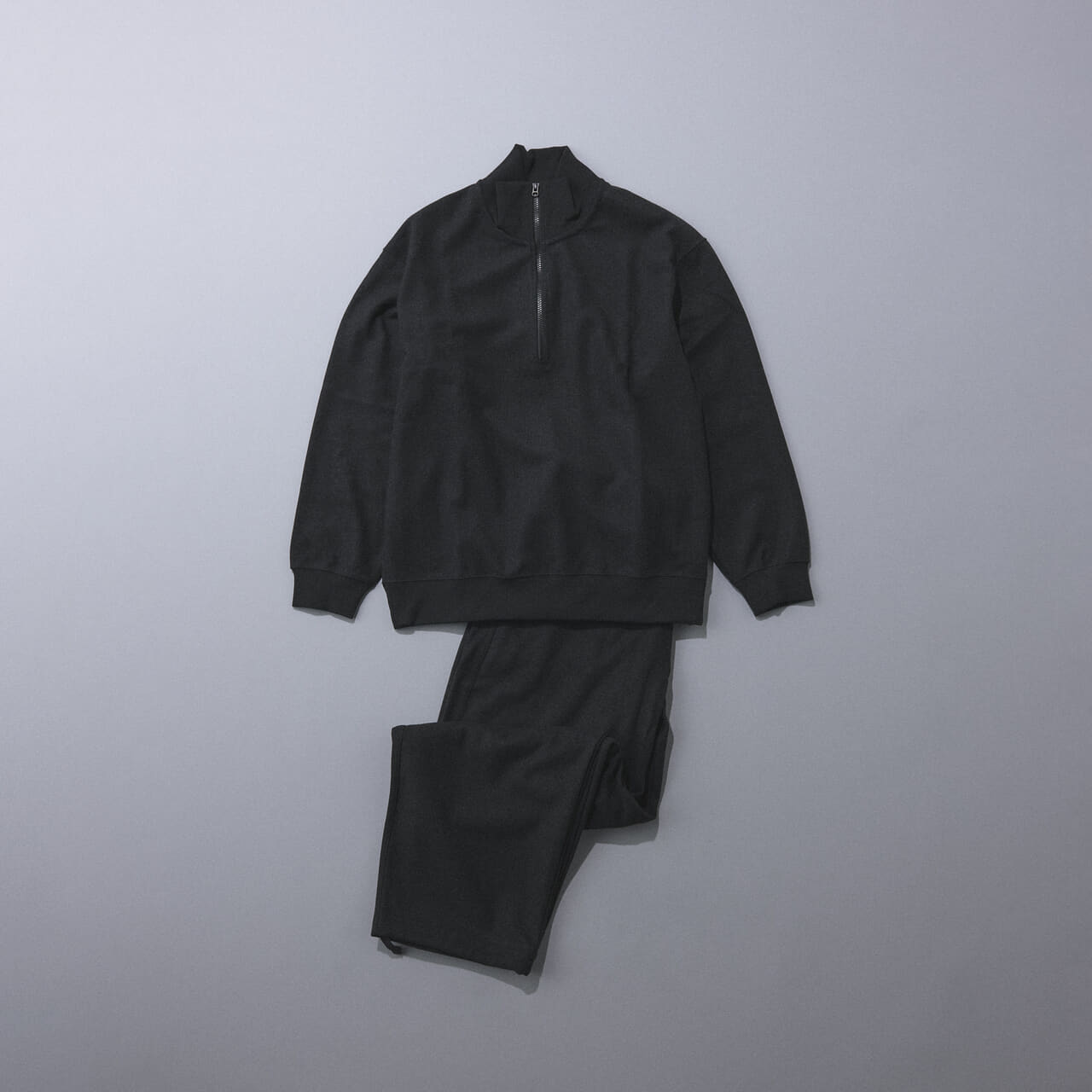 エディターが買ってよかったUniqlo Uのブラッシュドスウェットハーフジップシャツとブラッシュドスウェットワイドパンツ