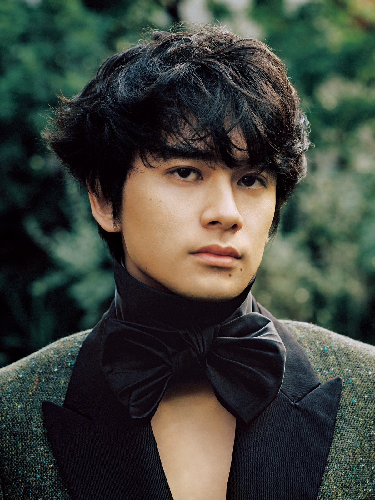 ジョナサン・アンダーソンがデザインしたDiorの春物のメンズバージャケットを着用する北村匠海さん