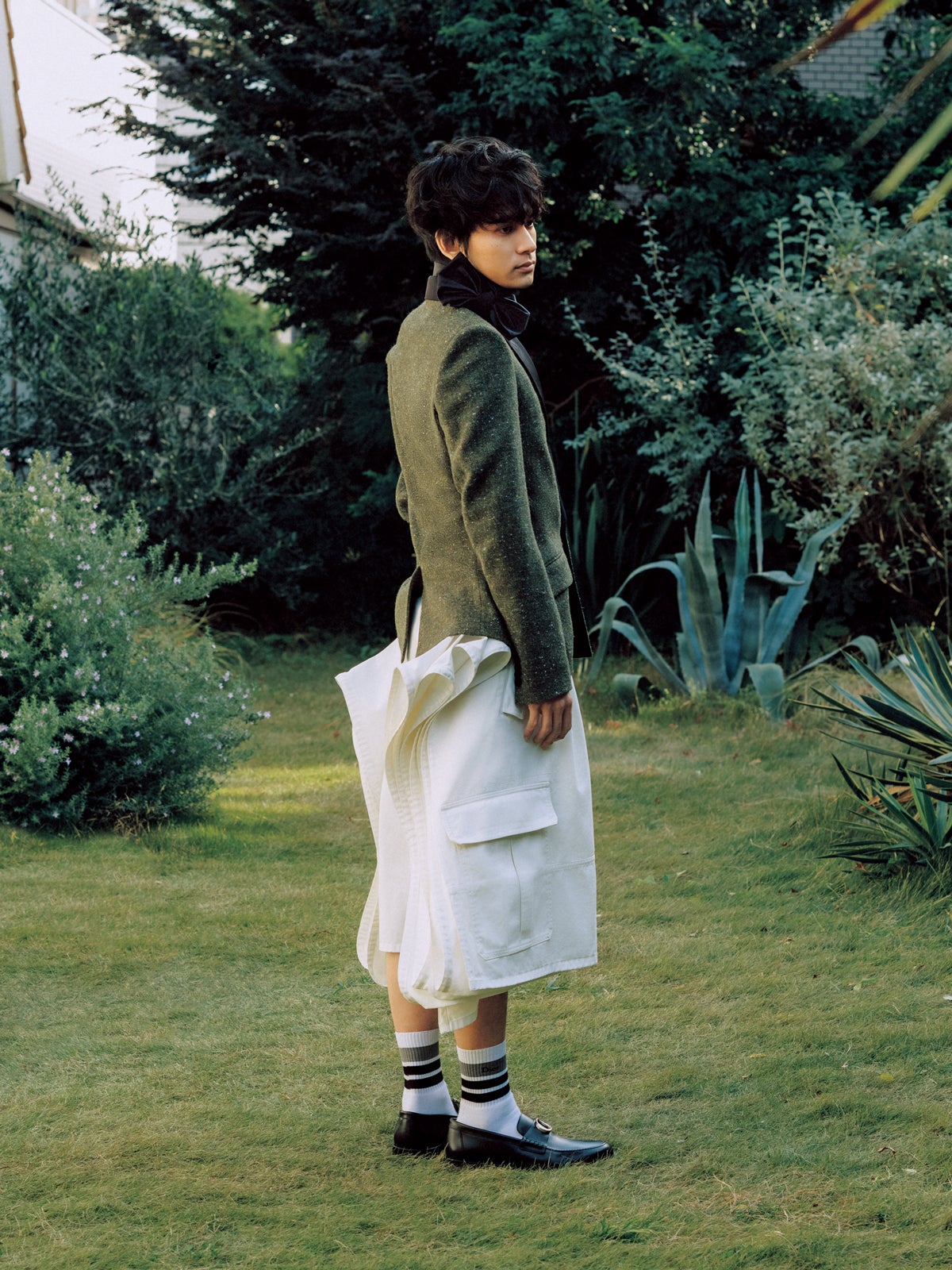 Diorのメンズドレープショーツを着用する北村匠海さん