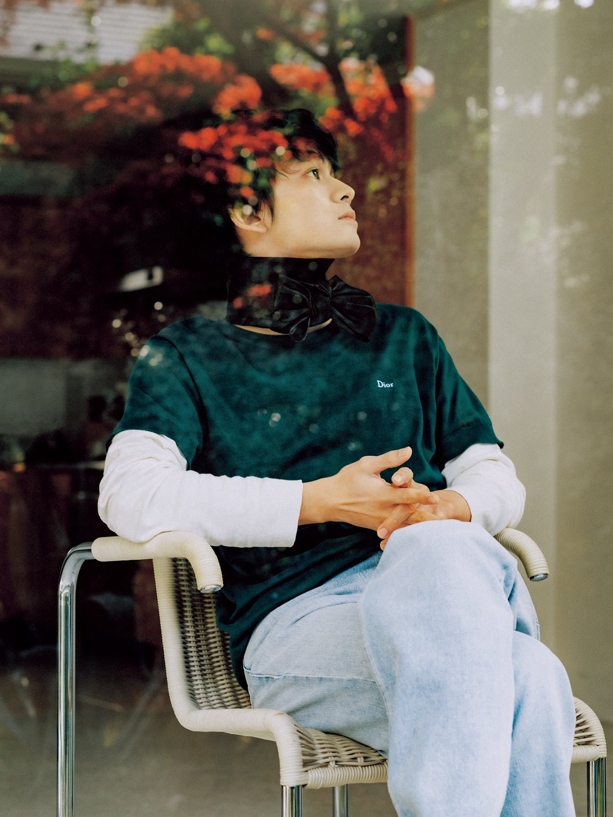 Diorの春物のシルクのネックバンドとメンズデニムを着用する北村匠海さん