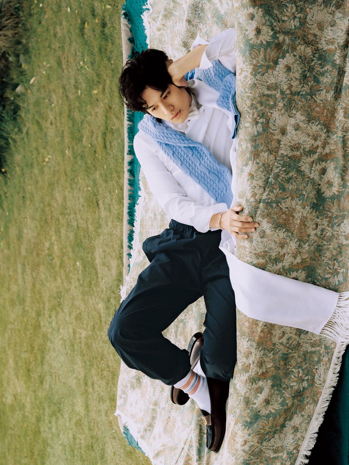 Diorの春物のメンズシャツ、ニット、ローファーを着用する北村匠海さん