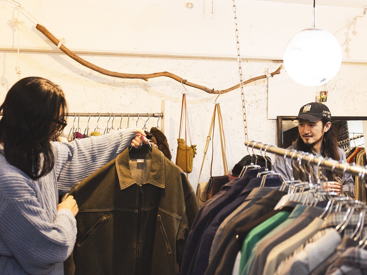 ジャケットを手に取る大澤さん