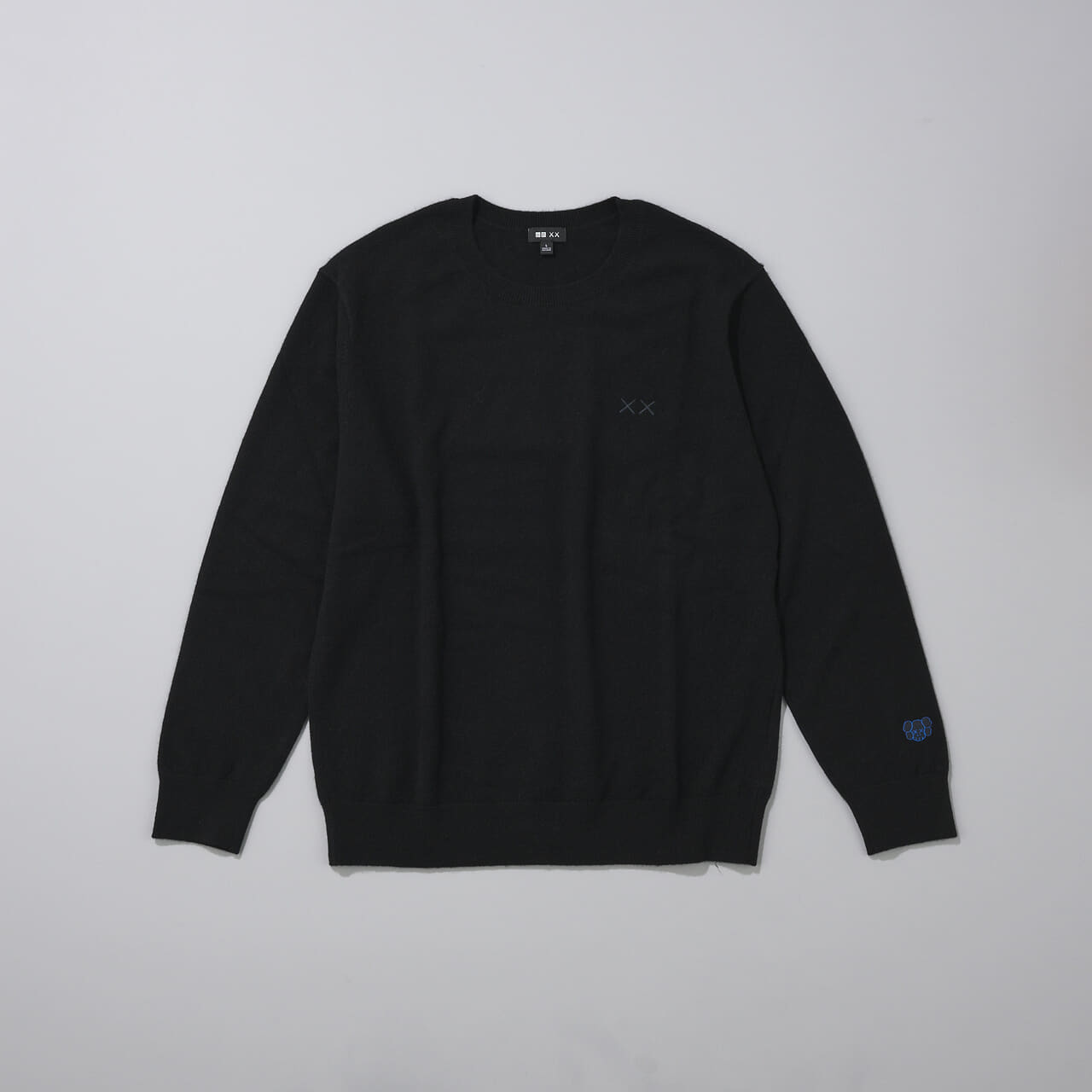 エディターが買ってよかったユニクロの愛用コラボ黒ニット／カウズ ウィンター カシミヤクルーネックセーター