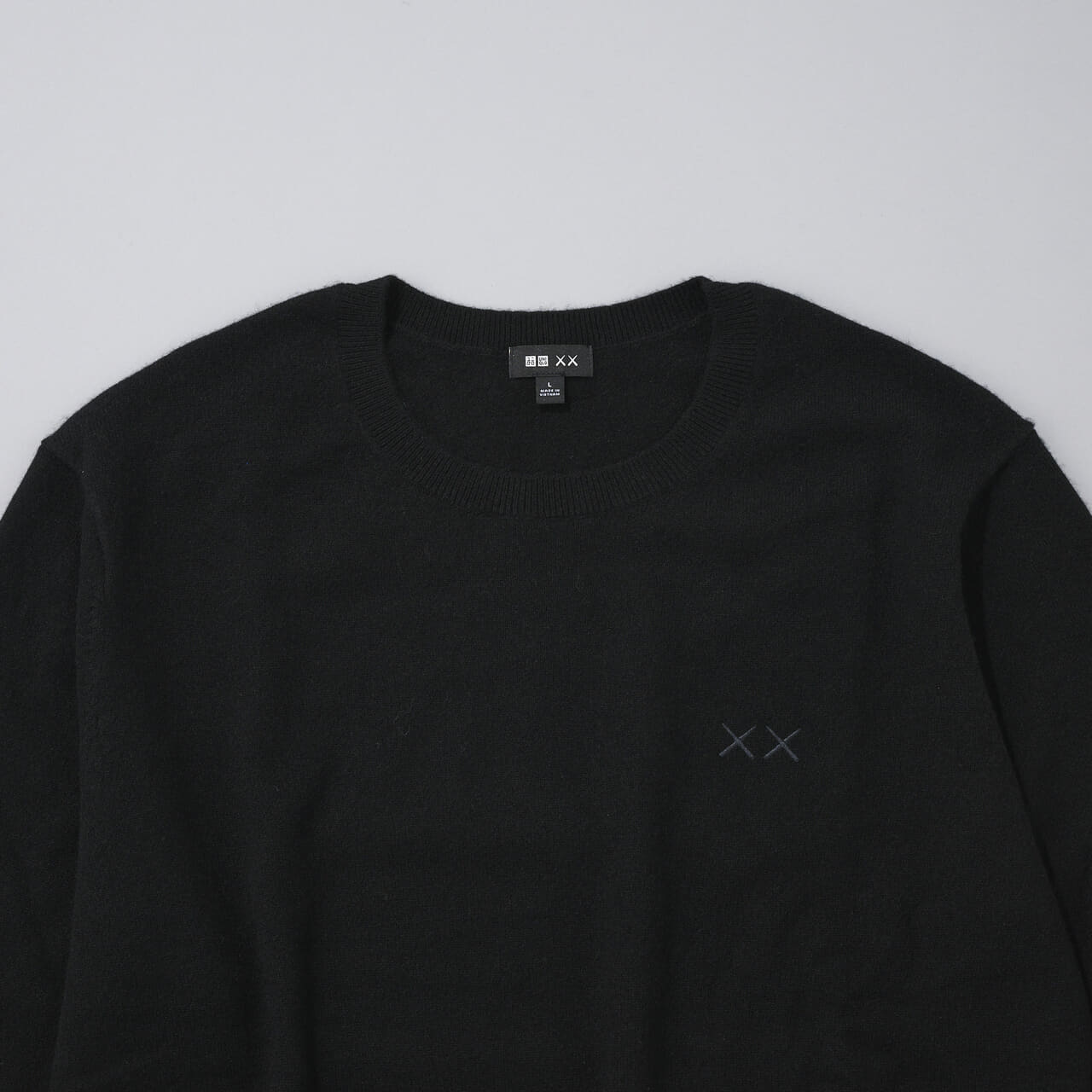 エディターが買ってよかったユニクロの愛用コラボ黒ニット／カウズ ウィンター カシミヤクルーネックセーターのネック