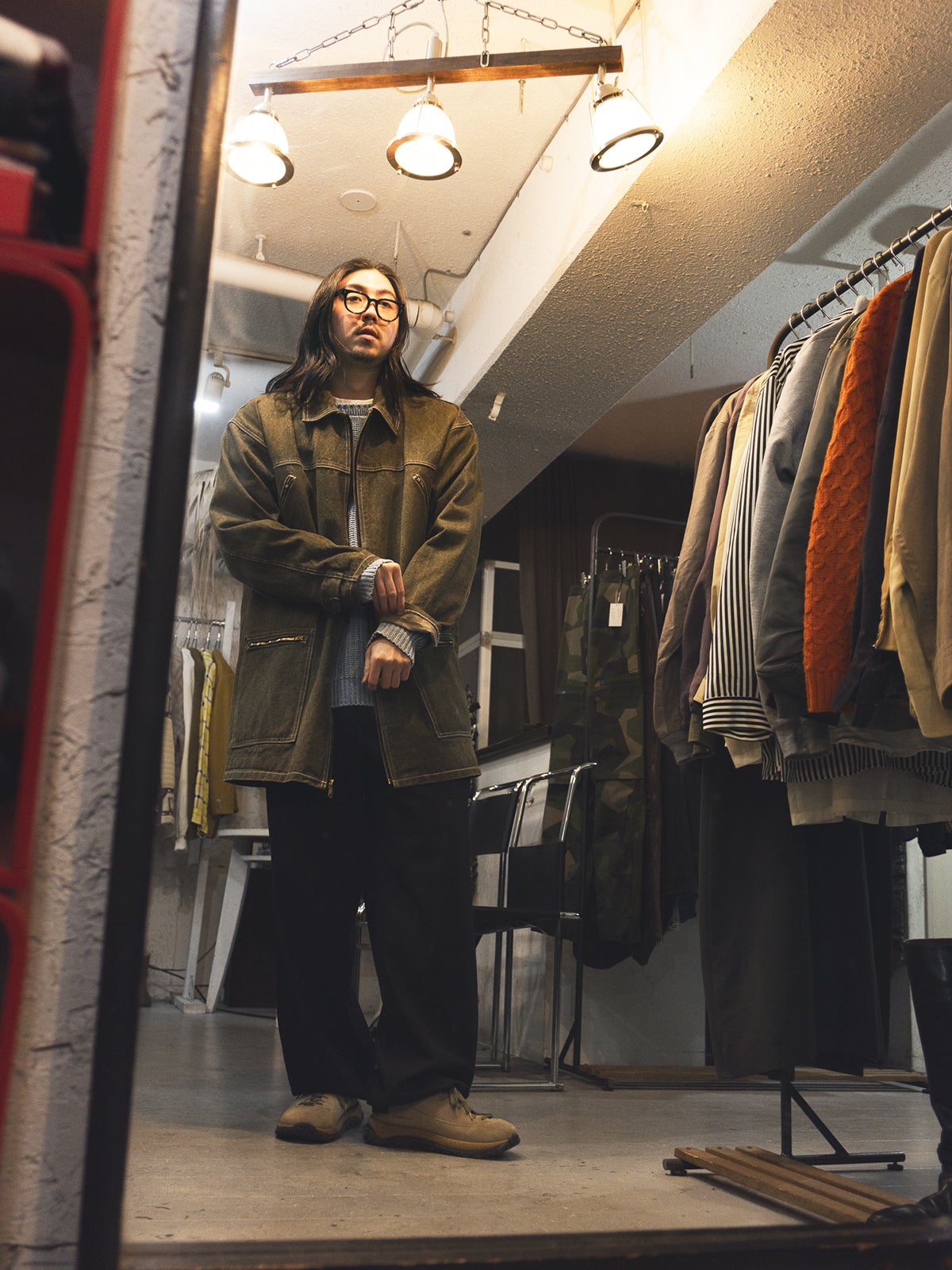 デニムジャケットを試着した大澤さん。似合っている。