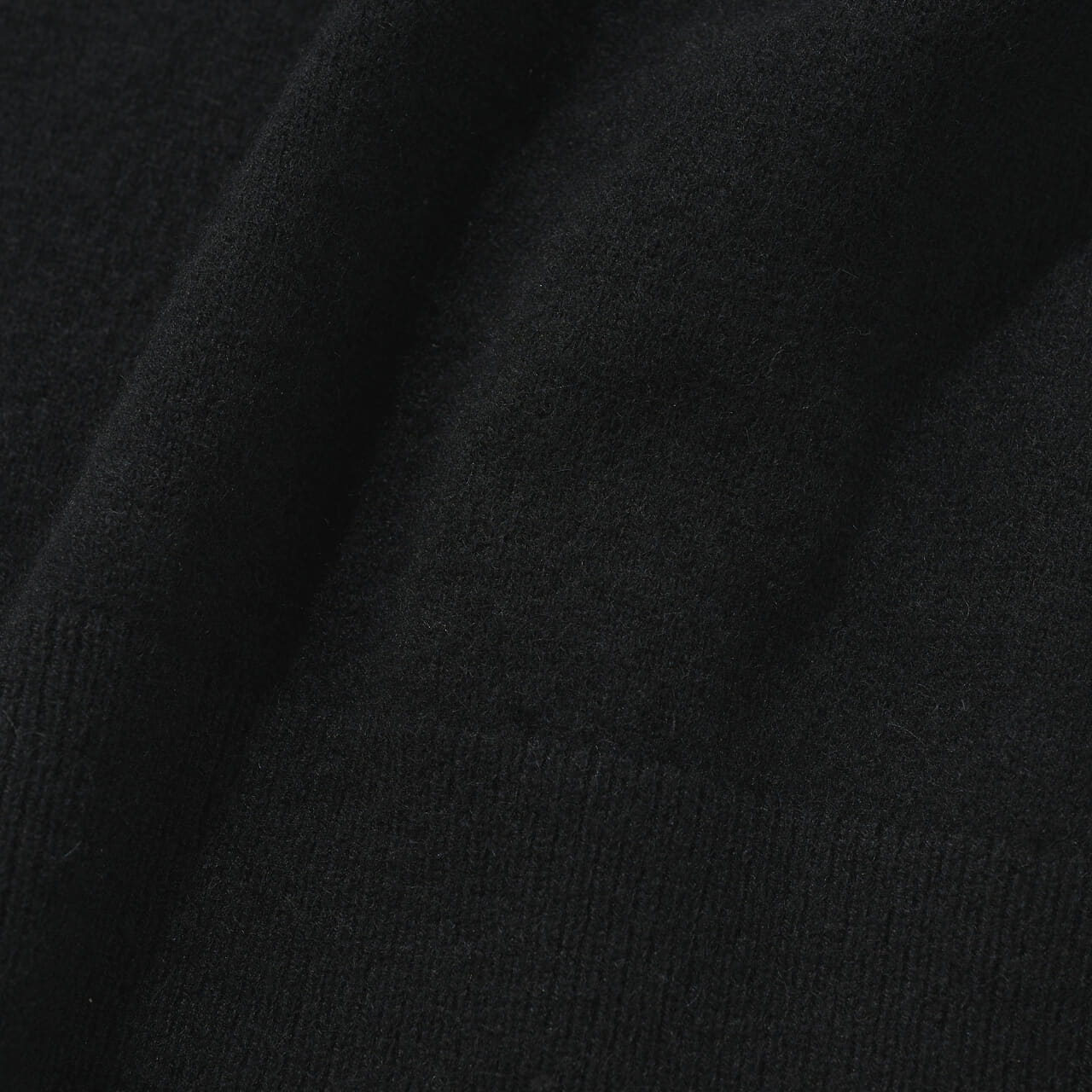 エディターが買ってよかったユニクロの愛用コラボ黒ニット／カウズ ウィンター カシミヤクルーネックセーターの素材感