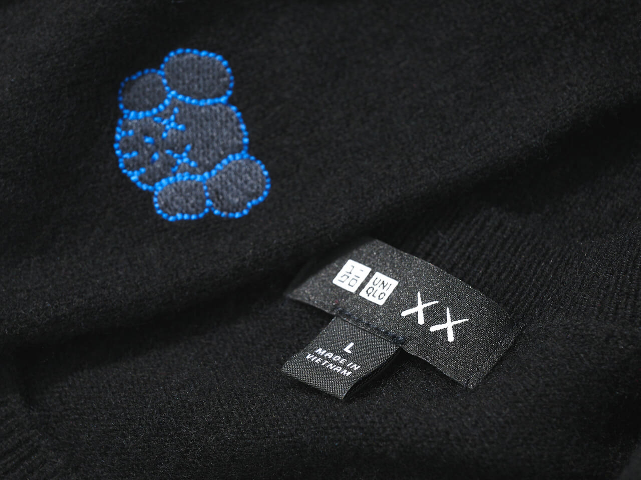エディターが買ってよかったユニクロの愛用コラボ黒ニット／カウズ ウィンター カシミヤクルーネックセーターのタグ寄り