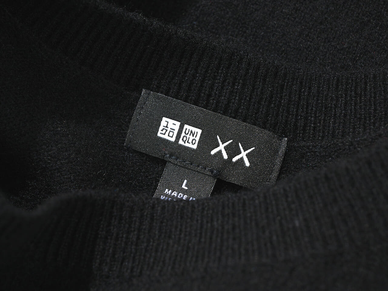 エディターが買ってよかったユニクロの愛用コラボ黒ニット／カウズ ウィンター カシミヤクルーネックセーターのタグ２