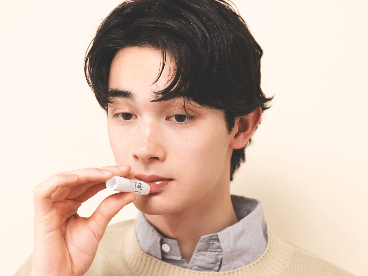 リップ塗り方:まずは下唇から“縦”に塗る