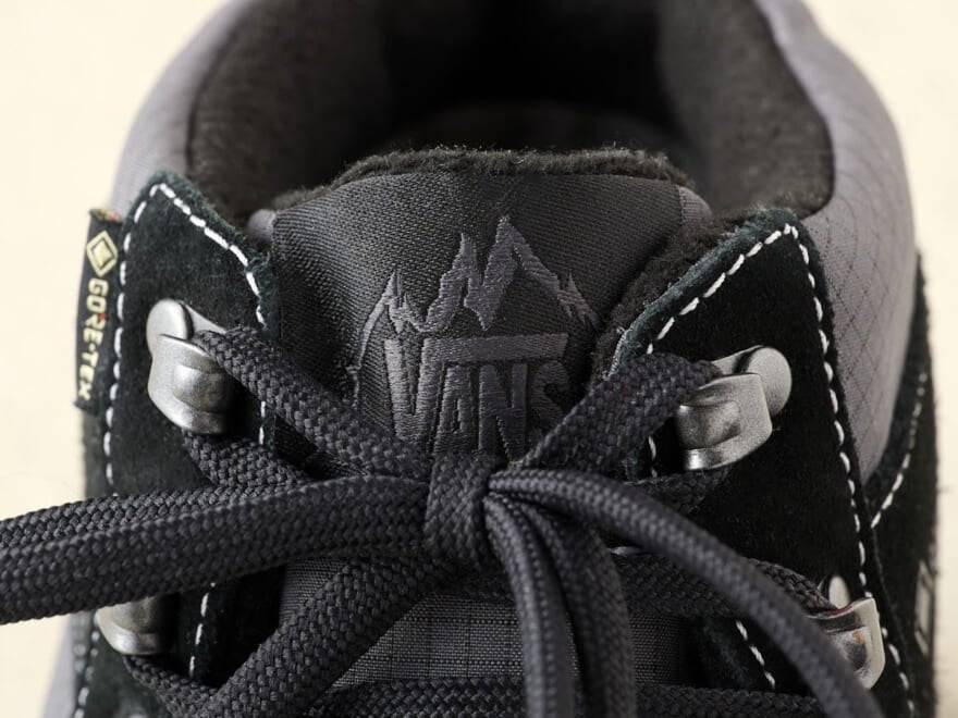 VansっぽくないVansの黒スニーカーを相棒に。ヴァンズのゴアテックススニーカー／【暖品小物2026】