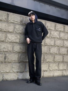 [松井 大奈] アメリカ製「パタゴニア」の黒フリースで冬の終わりにちょうどいいオールブラックに【メンズノンノモデルの私服スナップ】