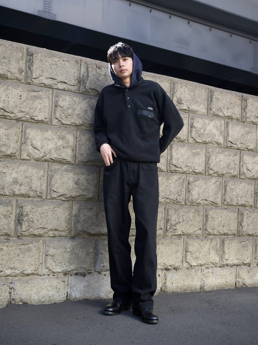 [松井 大奈] アメリカ製「パタゴニア」の黒フリースで冬の終わりにちょうどいいオールブラックに【メンズノンノモデルの私服スナップ】