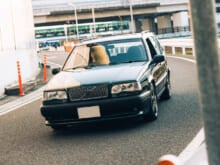 【後編】「ボルボ 850エステート R」は遠出したくなるツーリングカー。当時のまま走る贅沢を味わう【俺たち20代“クルマ・バイク”語り！／Vol.52②】