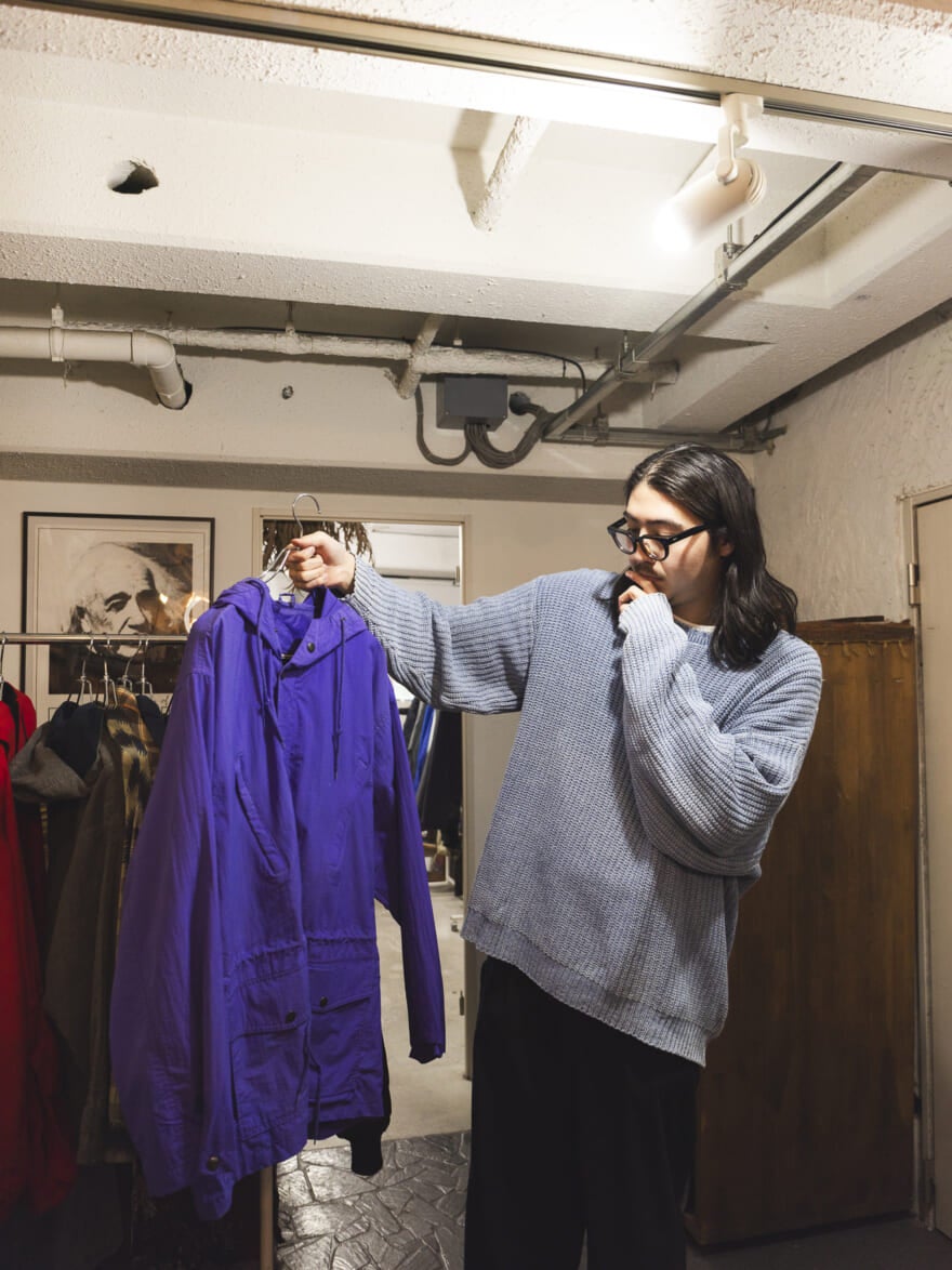 パープルのパーカを手に取り悩む大澤さん