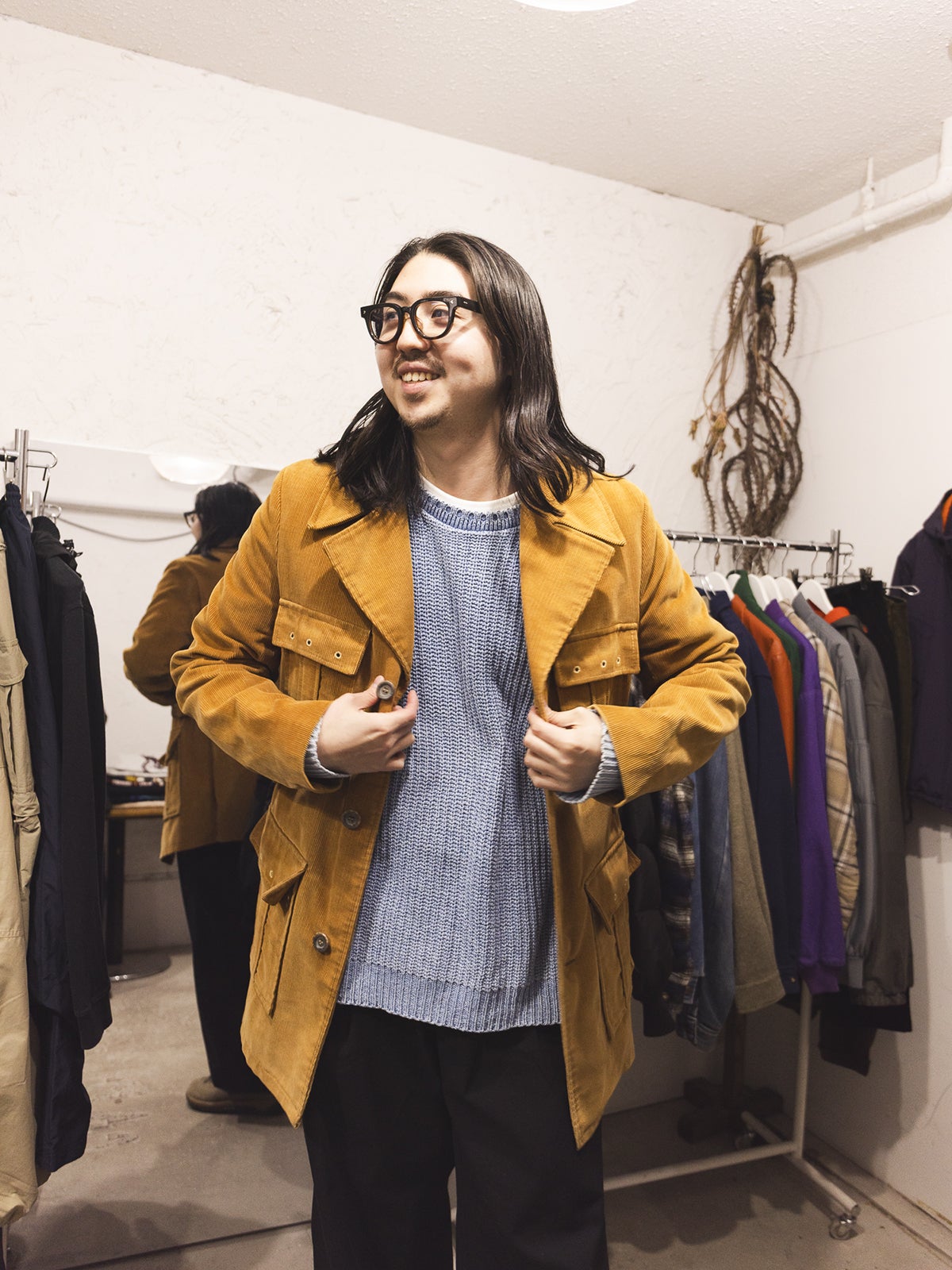 コーデュロイのジャケットを試着する大澤さん