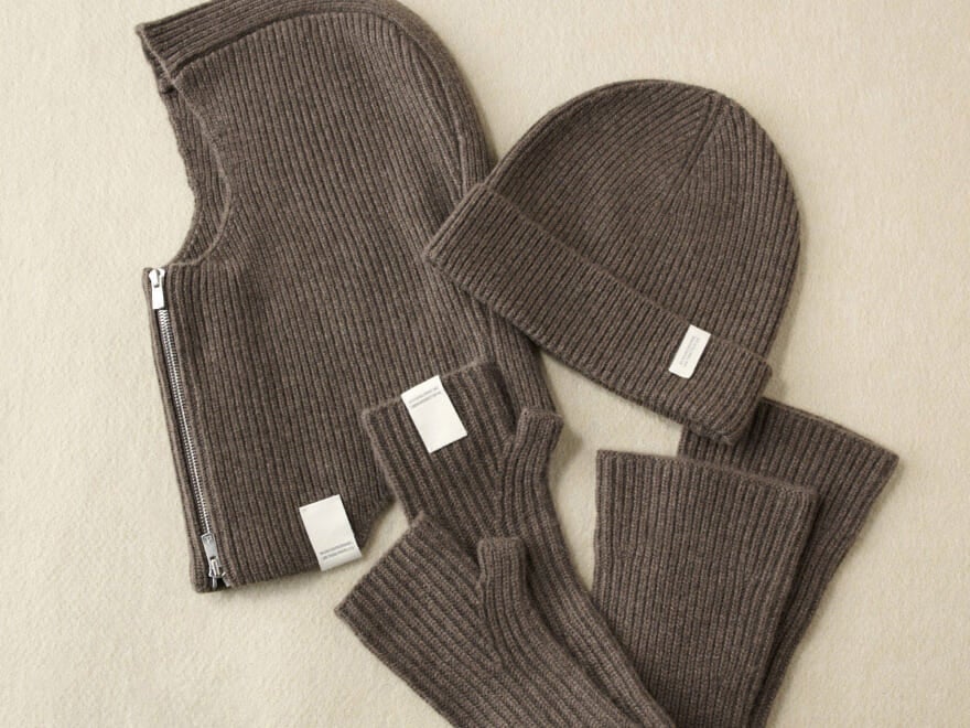 トレンドのブラウンは小物で取り入れるのが正解。DDDDのカシミヤニットアイテム／【暖品小物2026】
