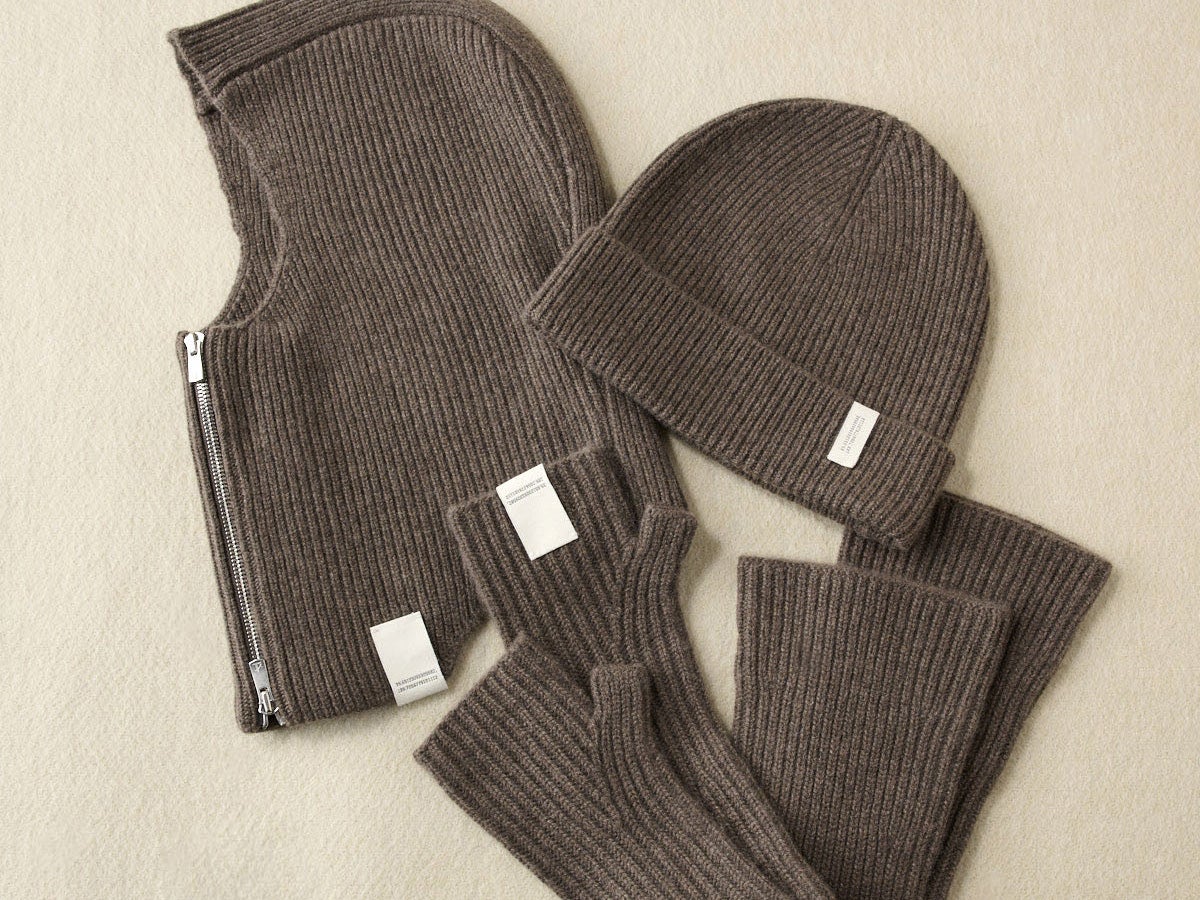 トレンドのブラウンは小物で取り入れるのが正解。DDDDのカシミヤニットアイテム／【暖品小物2026】