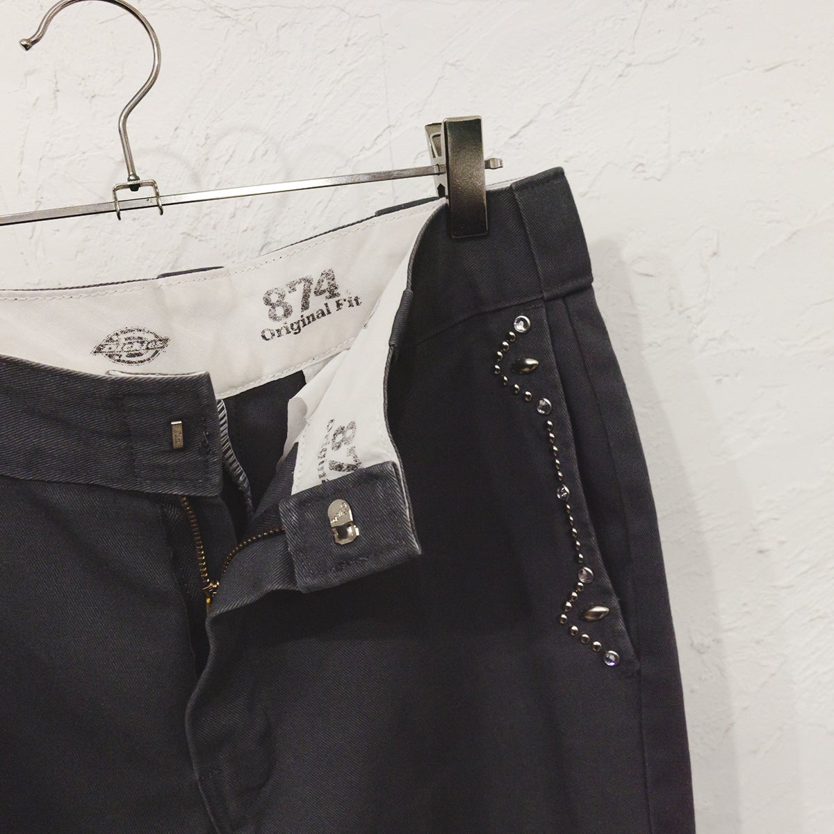80’s~90’sカスタムディッキーズパンツ。ポケットにスタッズがあしらわれている