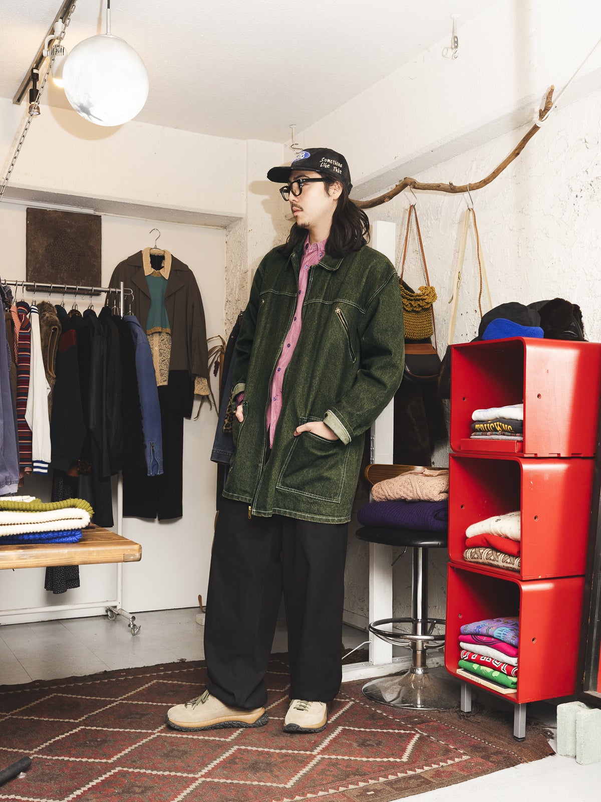 自ら組んだコーディネートを披露する大澤さん