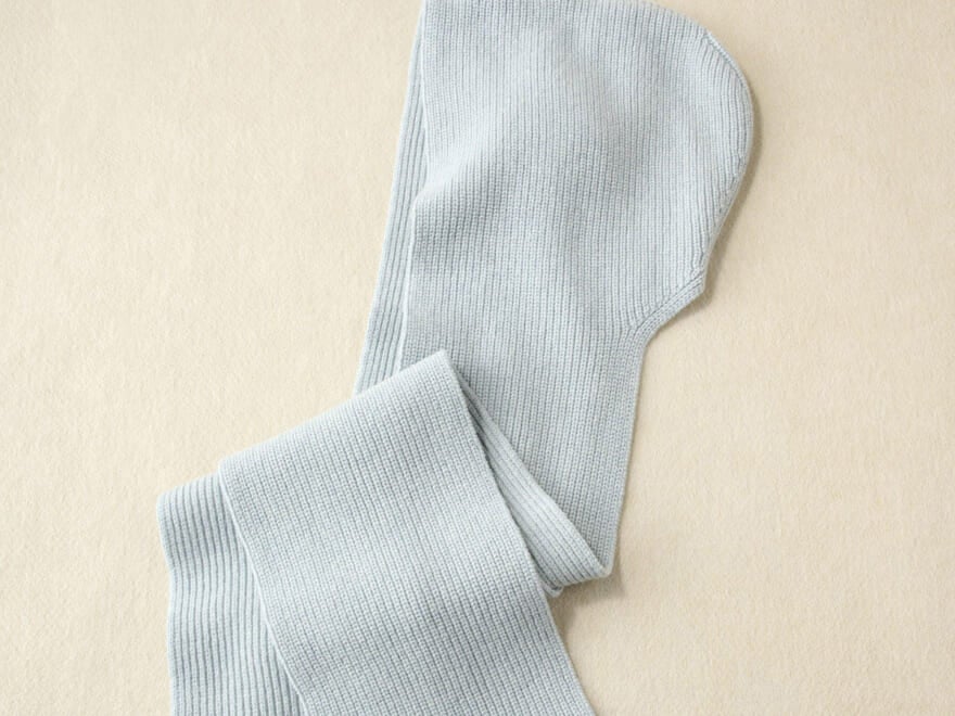 着こなしにアソビを入れるならフードスカーフを。STUDIO NICHOLSONのフードスカーフ/【暖品小物2026】