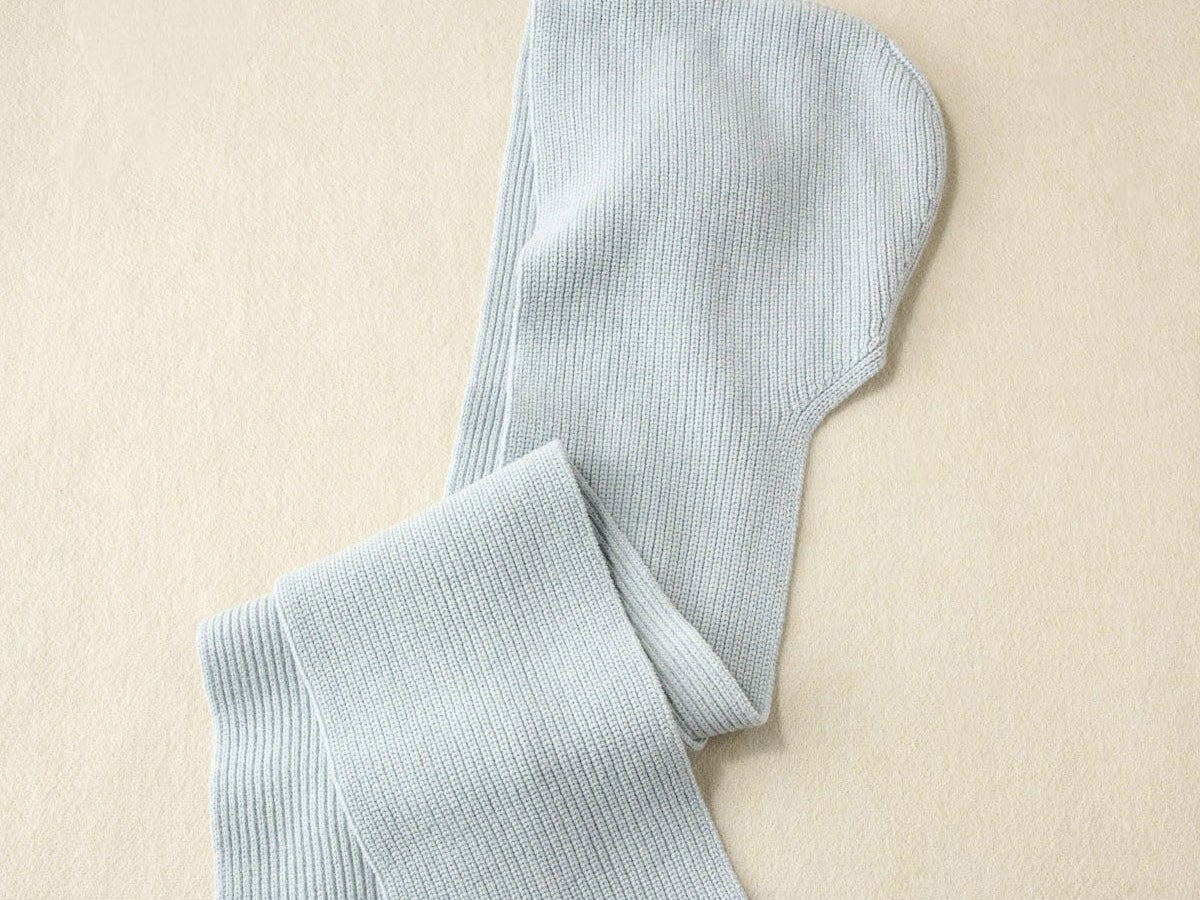 着こなしにアソビを入れるならフードスカーフを。STUDIO NICHOLSONのフードスカーフ／【暖品小物2026】