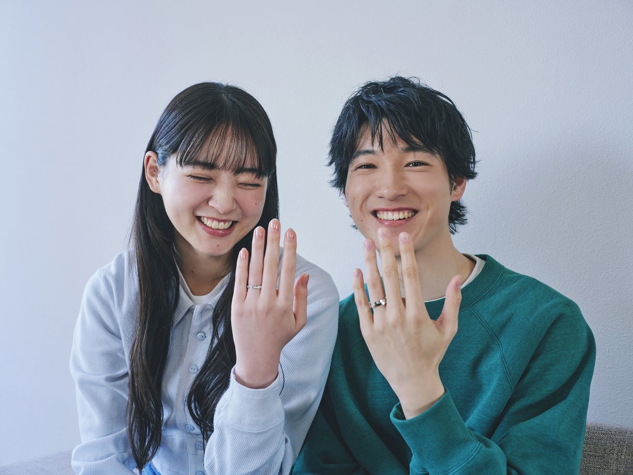 結婚指輪をはめたカップル