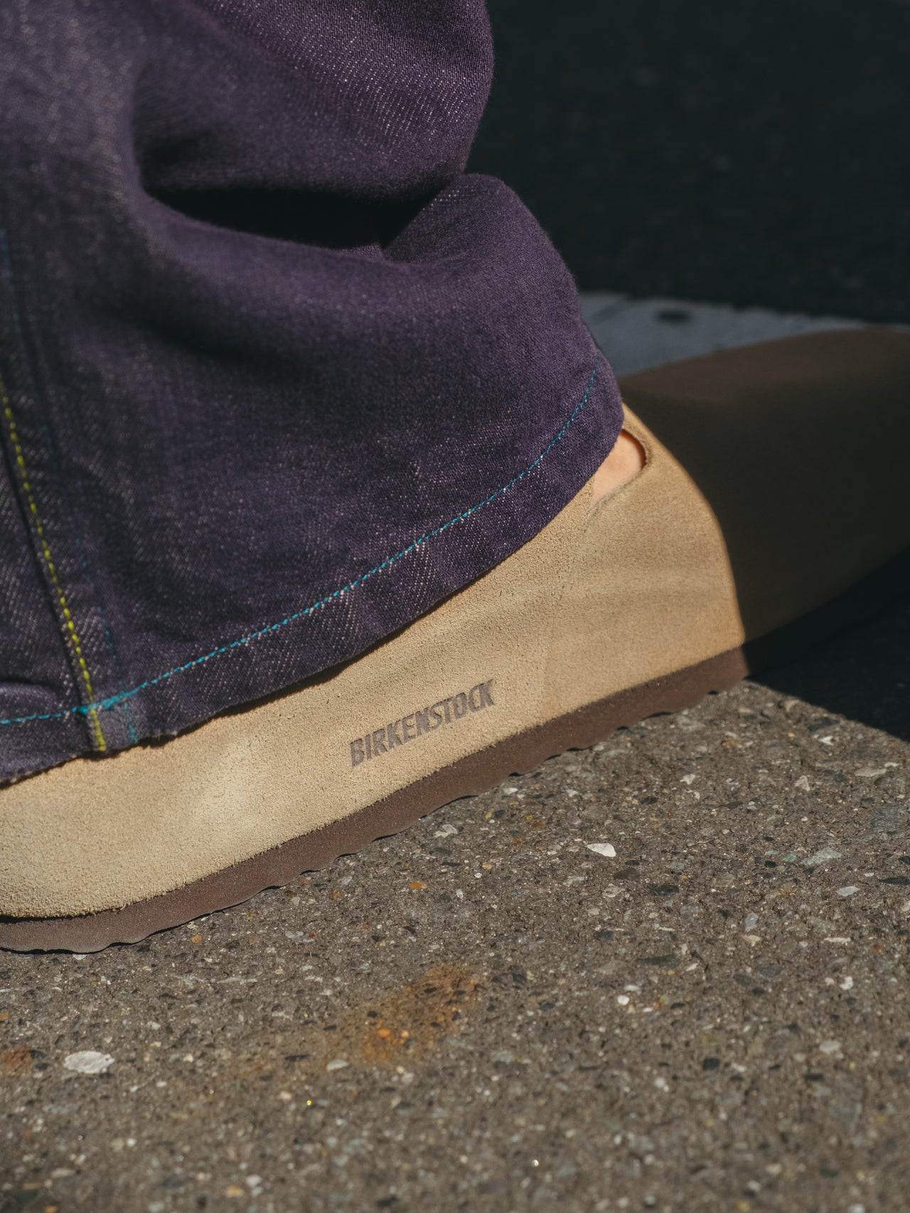 ビルケンシュトックのシューズ「ロンドン」とパンツのコーディネート メンズノンノモデル鈴木仁2