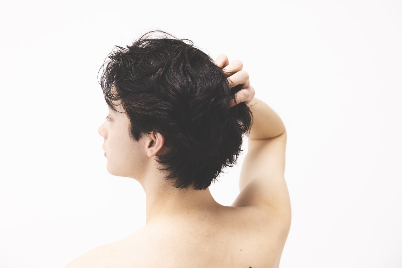 男性がコンディショナーをしているシーン
