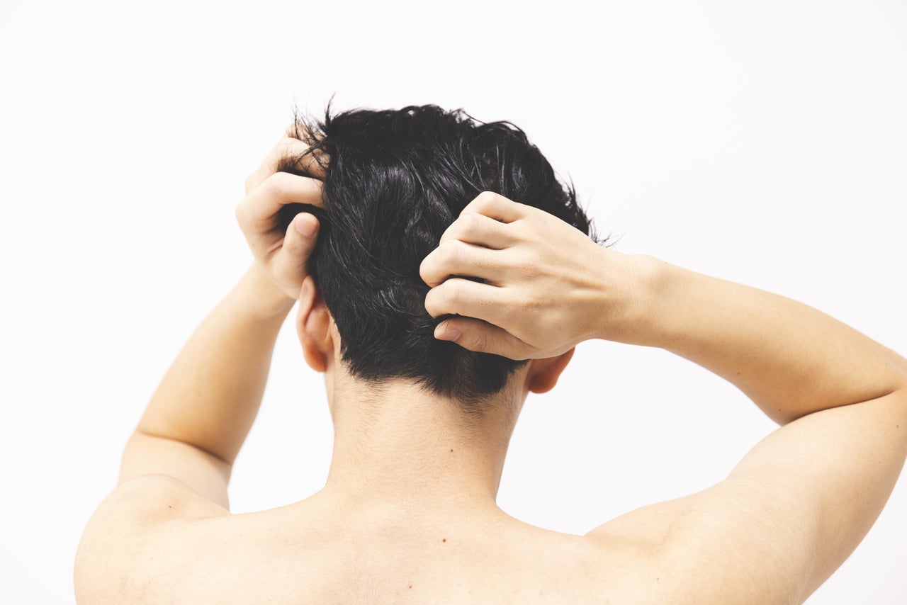 トリートメントをしているメンズ